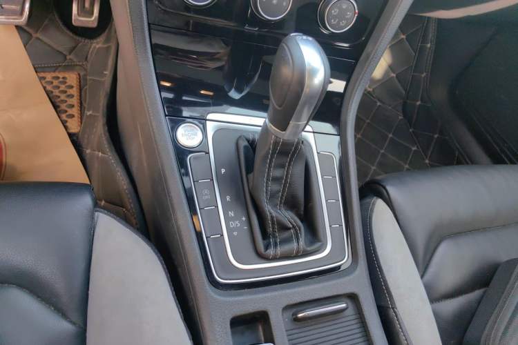 Used Volkswagen Golf 2016 1.4TSI Automatic R-Line Gear Lever