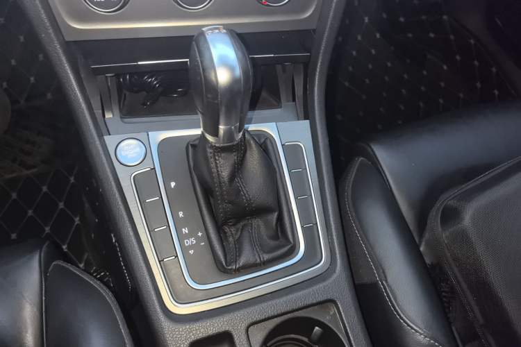 Used Volkswagen Golf 2016 230TSI Automatic Luxury Version Gear Lever