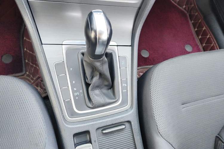 Used Volkswagen Golf 2016 230TSI Automatic Comfort Version Gear Lever