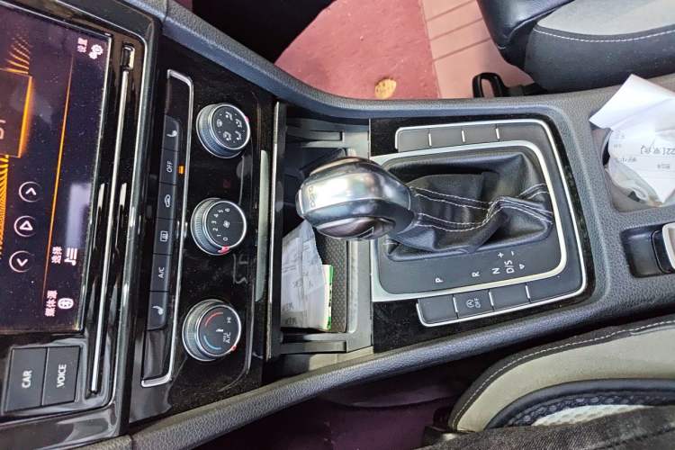 Used Volkswagen Golf 2016 1.4TSI Automatic R-Line Gear Lever