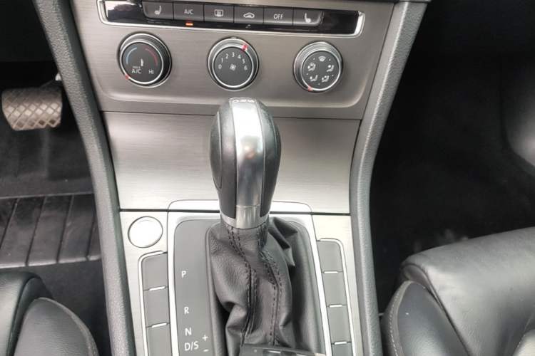 Used Volkswagen Golf 2016 230TSI Automatic Luxury Version Gear Lever
