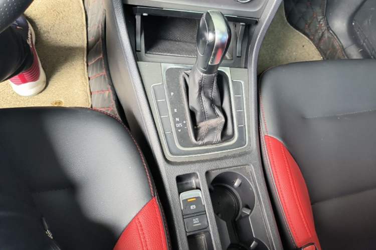 Used Volkswagen Golf 2016 1.6L Automatic Comfort Model Gear Lever