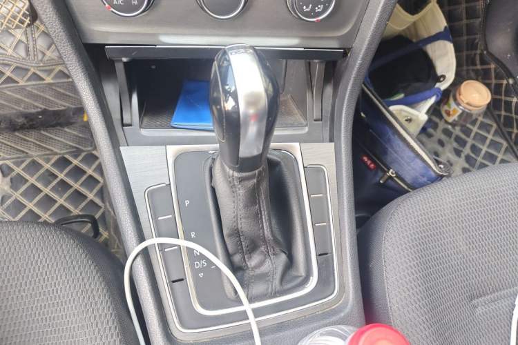 Used Volkswagen Golf 2016 230TSI Automatic Comfort Version Gear Lever