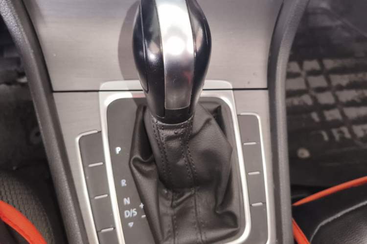 Used Volkswagen Golf 2016 230TSI Automatic Comfort Version Gear Lever