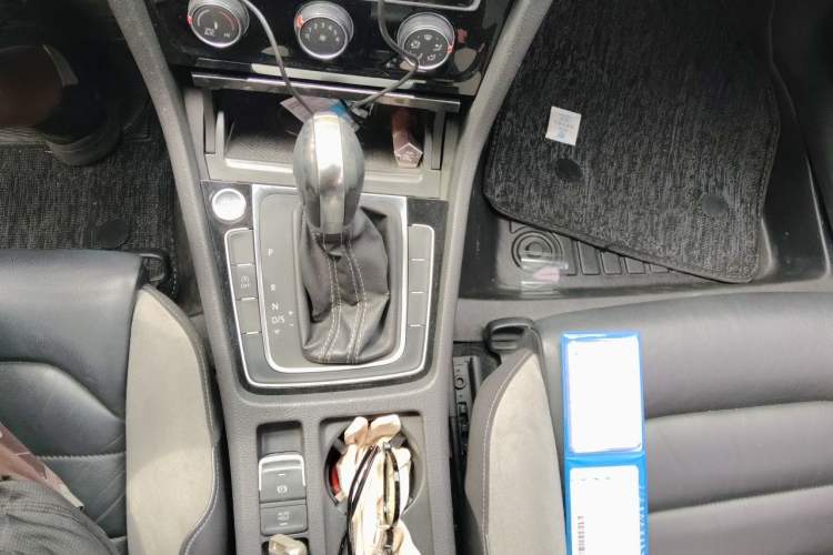 Used Volkswagen Golf 2016 1.4TSI Automatic R-Line Gear Lever