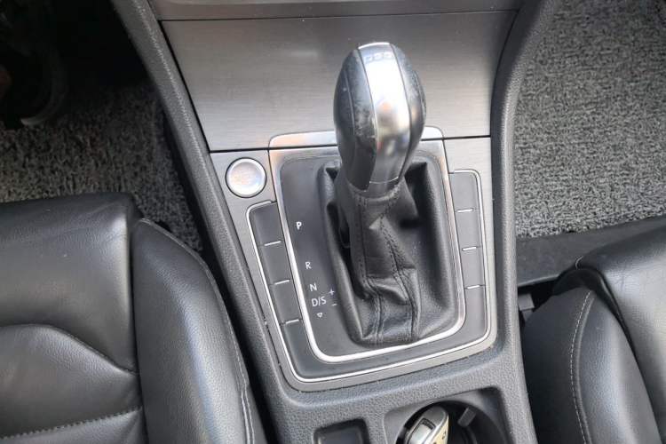 Used Volkswagen Golf 2016 230TSI Automatic Luxury Version Gear Lever