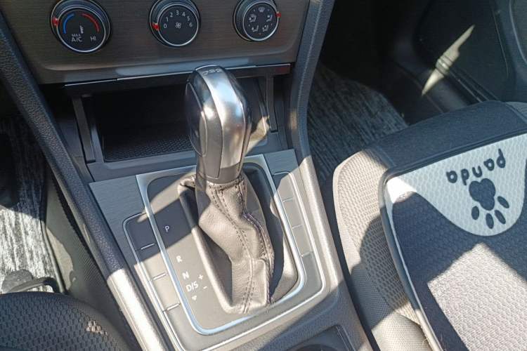 Used Volkswagen Golf 2016 230TSI Automatic Comfort Version Gear Lever