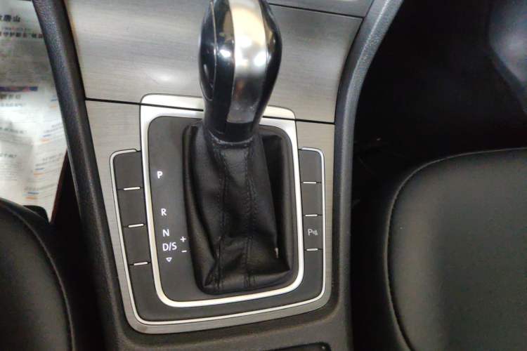 Used Volkswagen Golf 2016 230TSI Automatic Comfort Version Gear Lever
