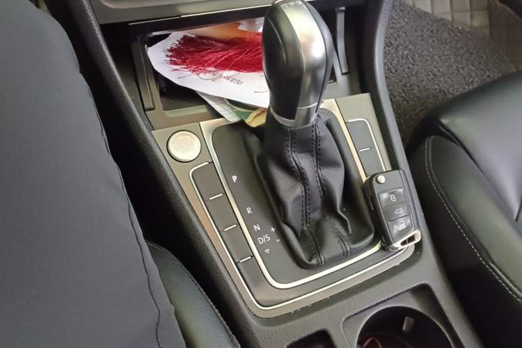 Used Volkswagen Golf 2016 230TSI Automatic Luxury Version Gear Lever