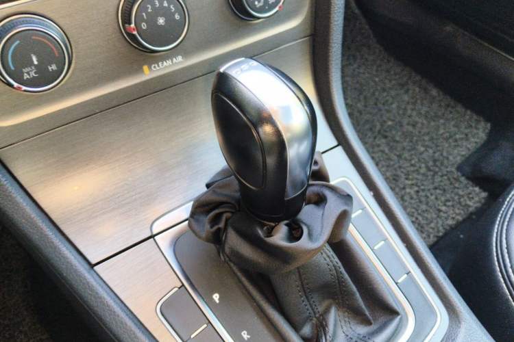 Used Volkswagen Golf 2016 230TSI Automatic Comfort Version Gear Lever