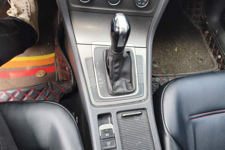Used Volkswagen Golf 2016 1.6L Automatic Comfort Model Gear Lever