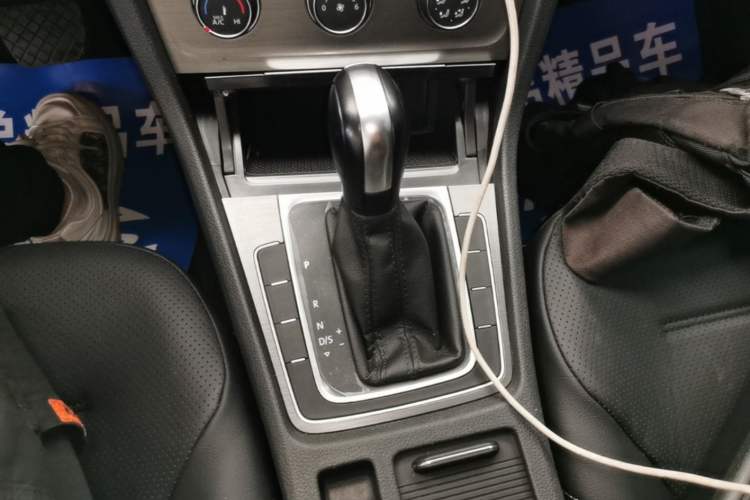 Used Volkswagen Golf 2016 1.6L Automatic Comfort Model Gear Lever