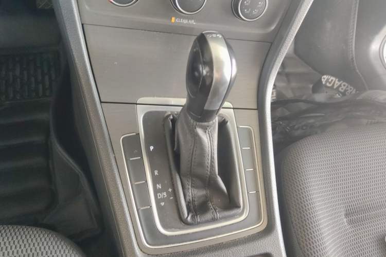Used Volkswagen Golf 2016 230TSI Automatic Comfort Version Gear Lever