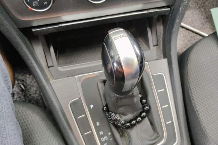 Used Volkswagen Golf 2016 230TSI Automatic Comfort Version Gear Lever