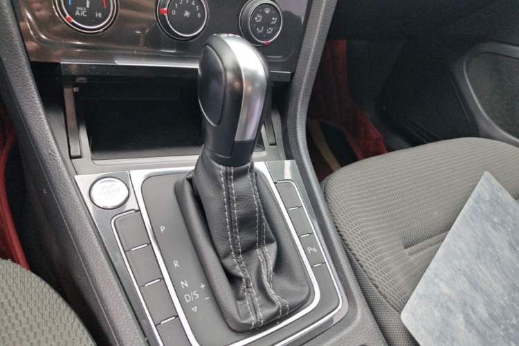 Used Volkswagen Golf 2016 230TSI Automatic Luxury Version Gear Lever