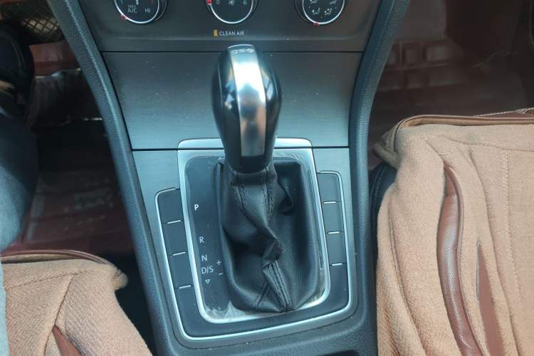 Used Volkswagen Golf 2016 230TSI Automatic Comfort Version Gear Lever