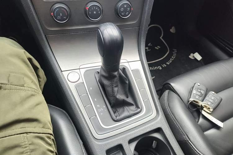 Used Volkswagen Golf 2016 230TSI Automatic Luxury Version Gear Lever