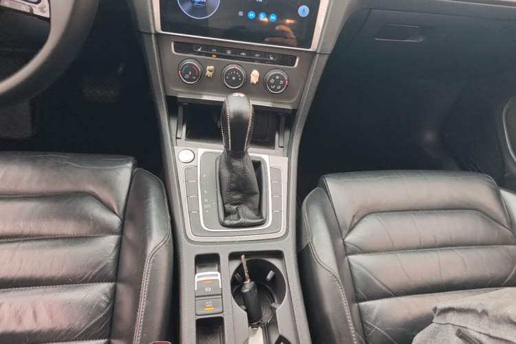 Used Volkswagen Golf 2016 230TSI Automatic Luxury Version Gear Lever