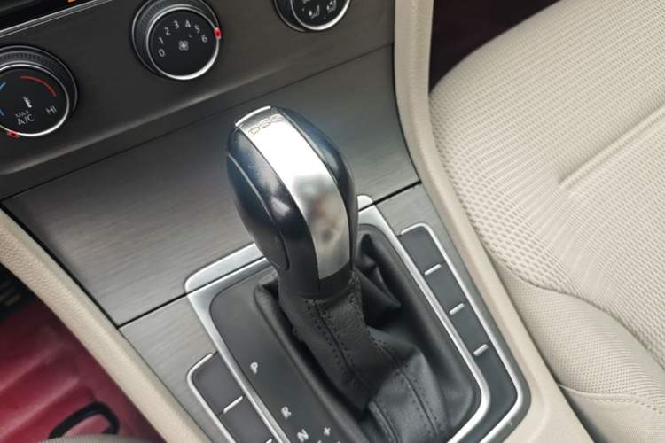 Used Volkswagen Golf 2016 230TSI Automatic Comfort Version Gear Lever