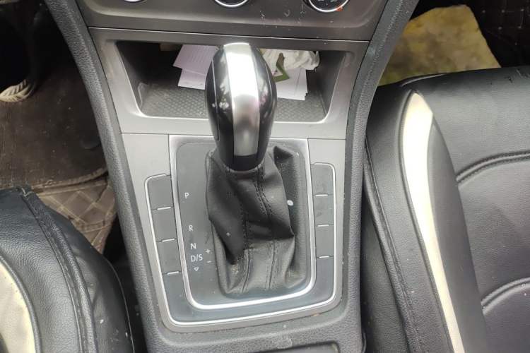 Used Volkswagen Golf 2016 1.6L Automatic Fashion Model Gear Lever