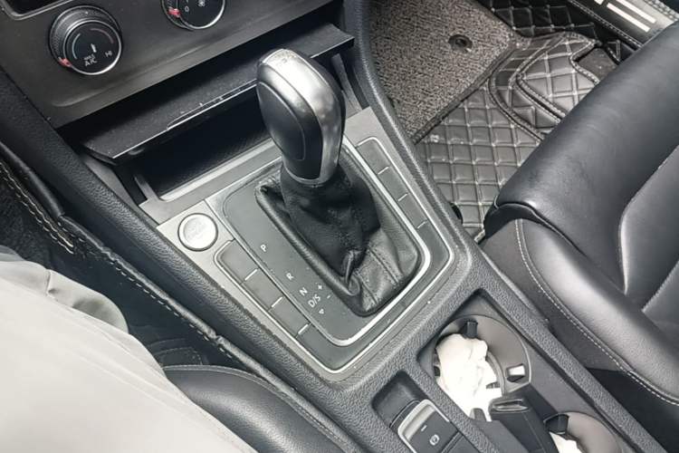Used Volkswagen Golf 2016 230TSI Automatic Luxury Version Gear Lever