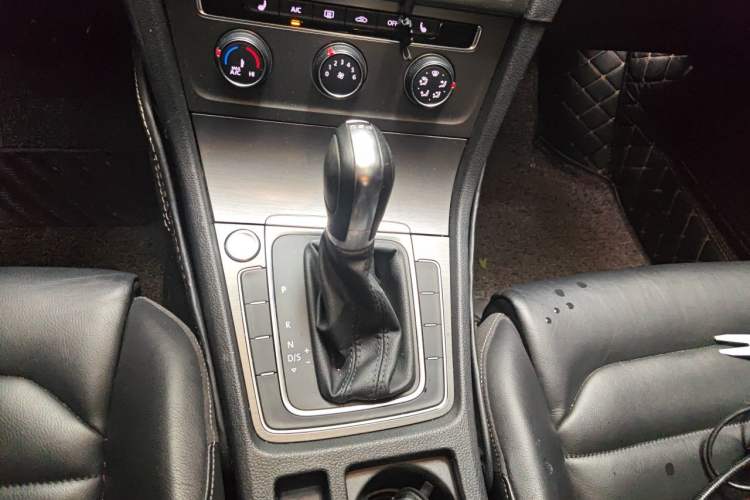 Used Volkswagen Golf 2016 230TSI Automatic Luxury Version Gear Lever