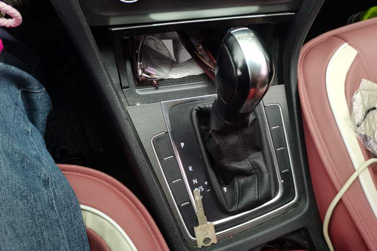Used Volkswagen Golf 2016 230TSI Automatic Comfort Version Gear Lever