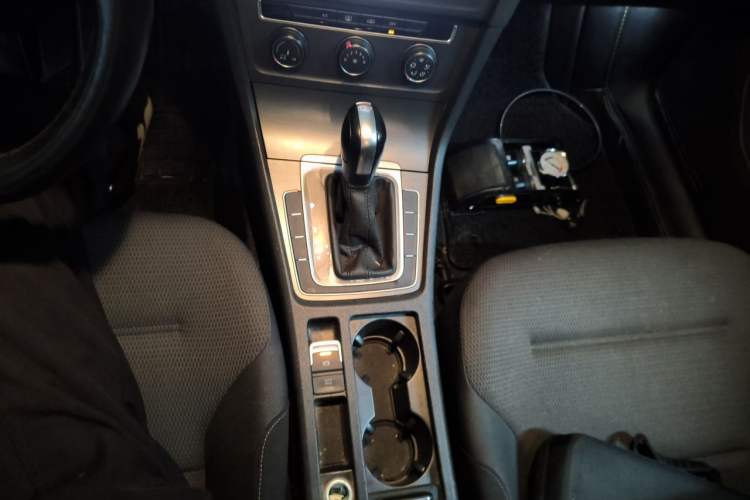Used Volkswagen Golf 2016 230TSI Automatic Comfort Version Gear Lever