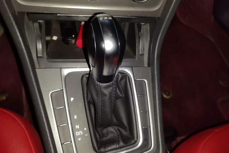Used Volkswagen Golf 2016 230TSI Automatic Comfort Version Gear Lever