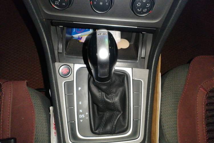Used Volkswagen Golf 2016 230TSI Automatic Comfort Version Gear Lever