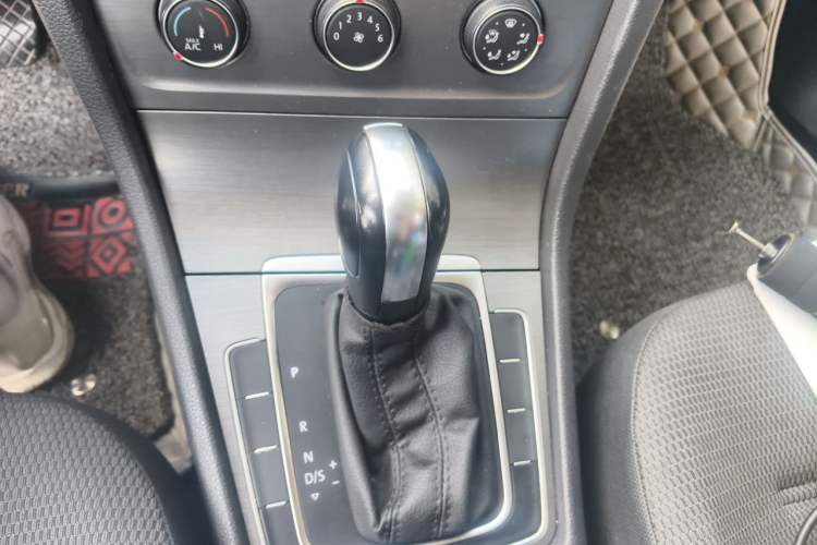 Used Volkswagen Golf 2016 1.6L Automatic Comfort Model Gear Lever