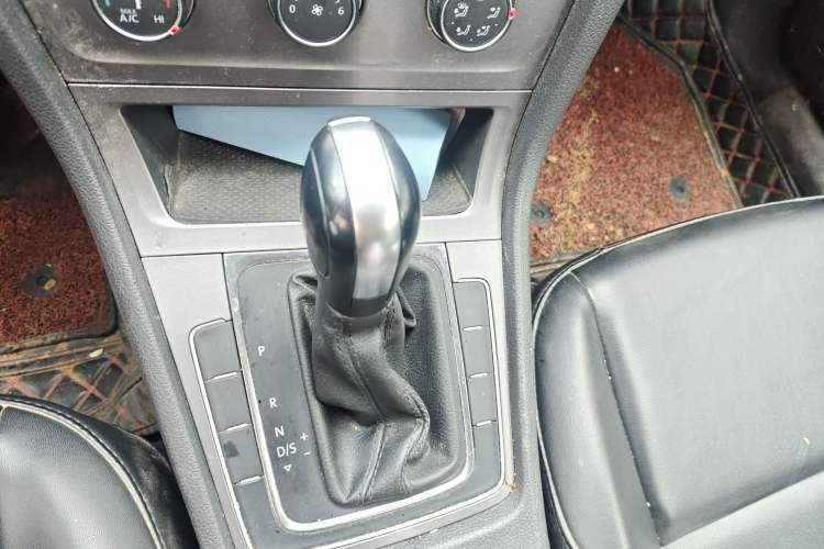 Used Volkswagen Golf 2016 1.6L Automatic Fashion Model Gear Lever