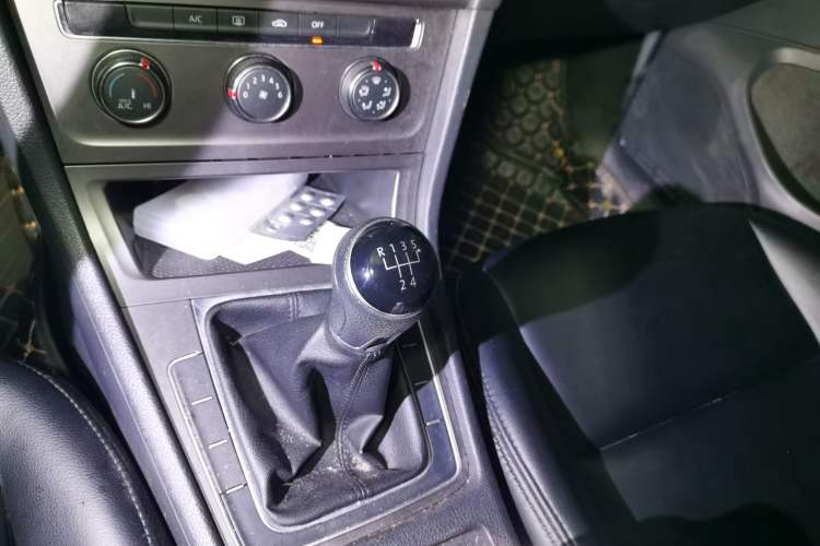 Used Volkswagen Golf 2016 1.6L Manual Fashion Edition Gear Lever