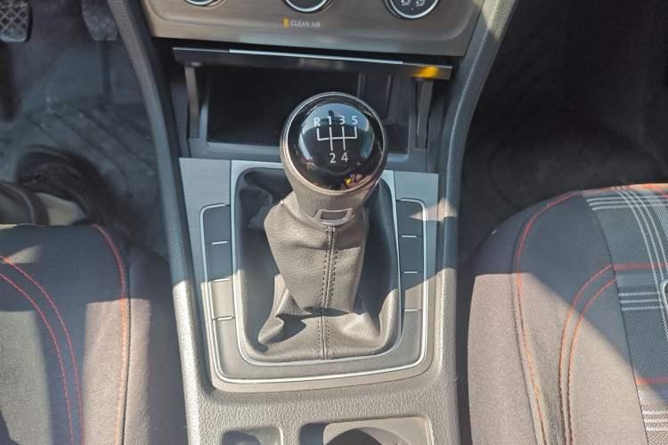 Used Volkswagen Golf 2016 230TSI Manual Comfort Version Gear Lever