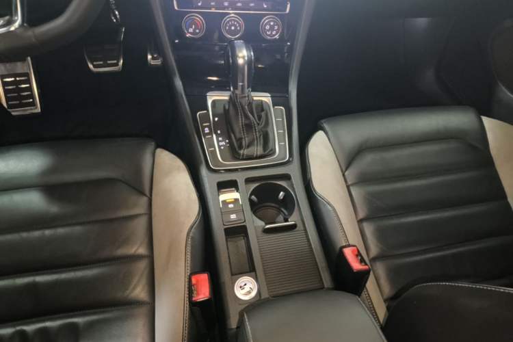 Used Volkswagen Golf 2016 1.4TSI Automatic R-Line Gear Lever