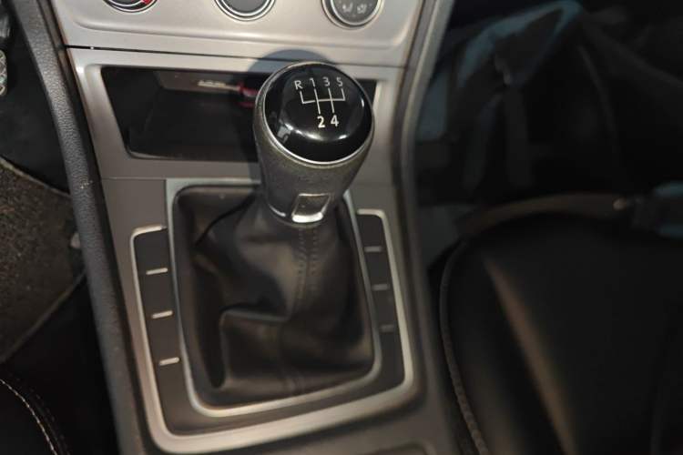 Used Volkswagen Golf 2016 1.6L Manual Fashion Edition Gear Lever