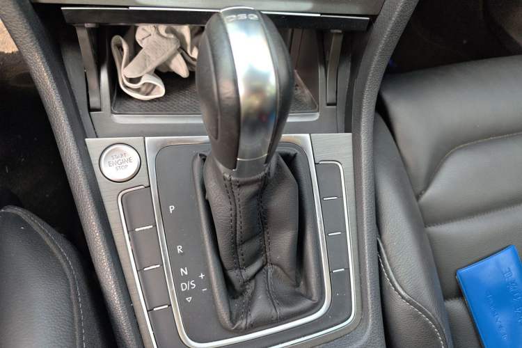 Used Volkswagen Golf 2016 230TSI Automatic Luxury Version Gear Lever