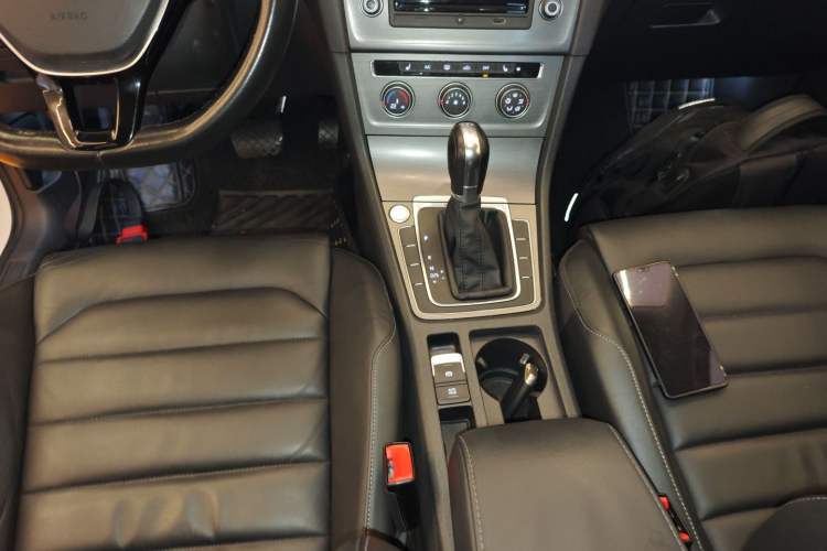 Used Volkswagen Golf 2016 230TSI Automatic Luxury Version Gear Lever