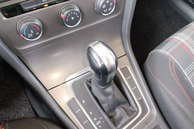 Used Volkswagen Golf 2016 230TSI Automatic Comfort Version Gear Lever