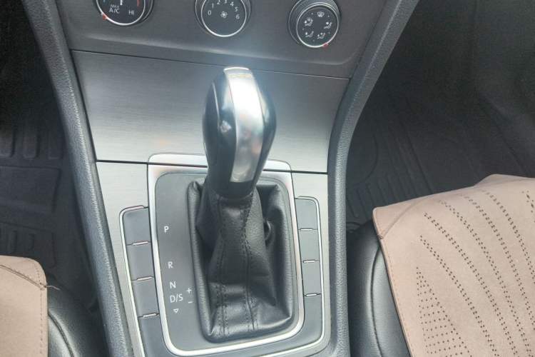 Used Volkswagen Golf 2016 230TSI Automatic Comfort Version Gear Lever