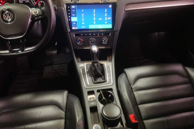 Used Volkswagen Golf 2016 230TSI Automatic Luxury Version Gear Lever
