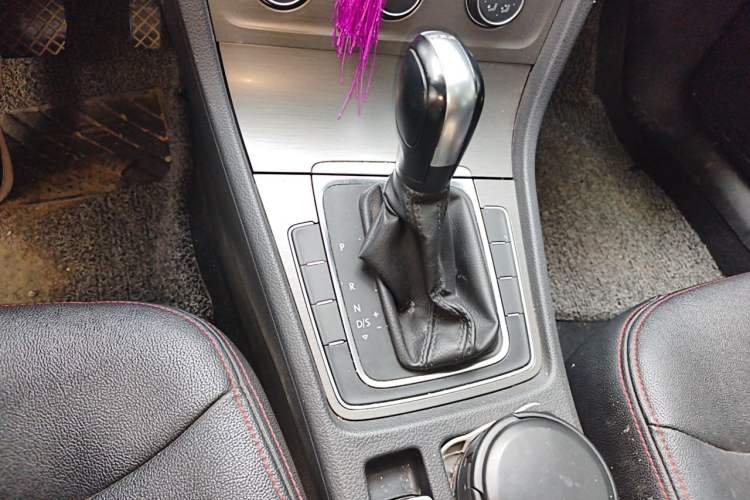 Used Volkswagen Golf 2016 230TSI Automatic Comfort Version Gear Lever