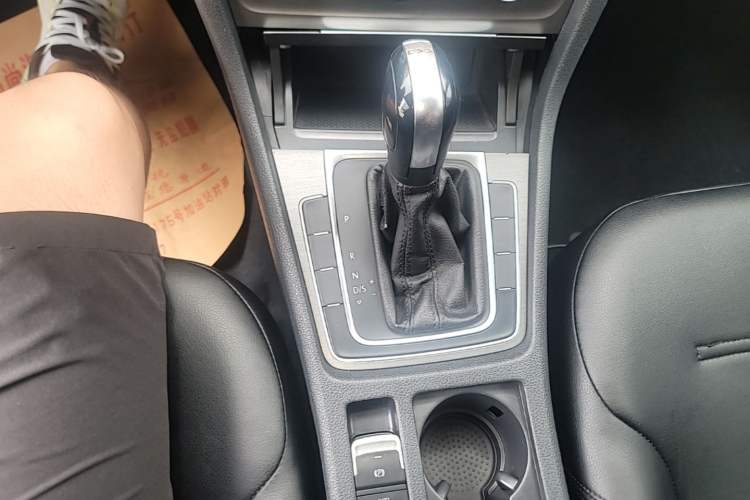 Used Volkswagen Golf 2016 230TSI Automatic Comfort Version Gear Lever