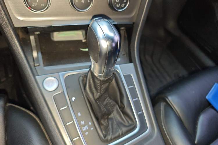 Used Volkswagen Golf 2016 230TSI Automatic Luxury Version Gear Lever