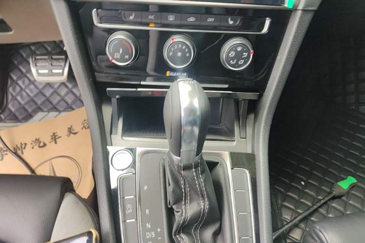 Used Volkswagen Golf 2016 1.4TSI Automatic R-Line Gear Lever