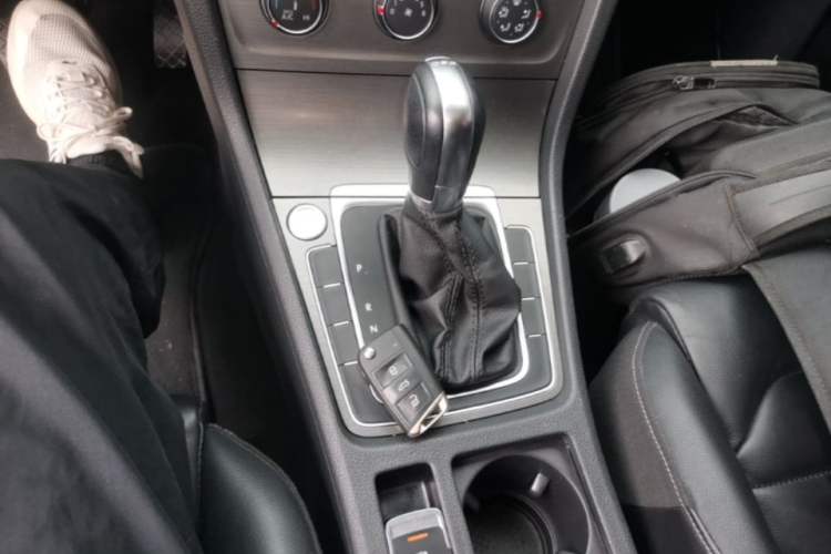 Used Volkswagen Golf 2016 230TSI Automatic Luxury Version Gear Lever
