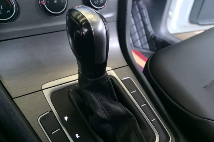 Used Volkswagen Golf 2016 230TSI Automatic Comfort Version Gear Lever