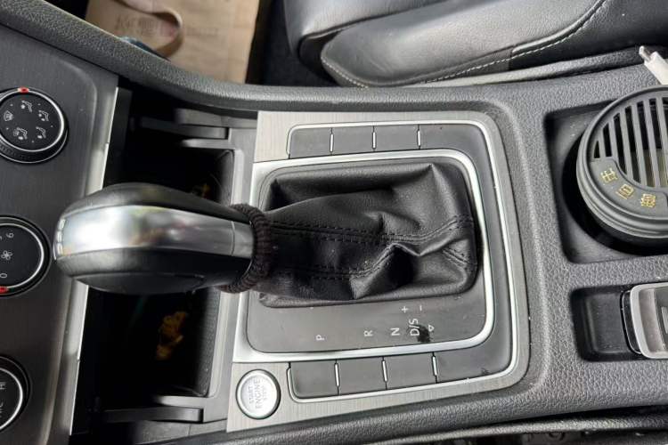 Used Volkswagen Golf 2016 230TSI Automatic Luxury Version Gear Lever