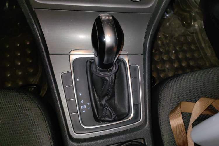 Used Volkswagen Golf 2016 230TSI Automatic Comfort Version Gear Lever