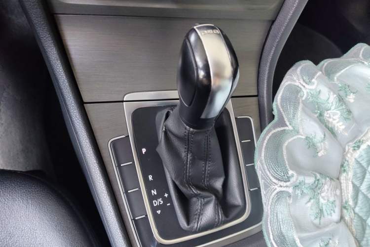 Used Volkswagen Golf 2016 230TSI Automatic Comfort Version Gear Lever